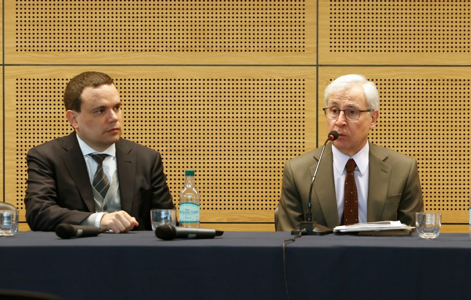 Joaquín Trujillo junto a Iván Jaksic en la conferencia principal del evento.